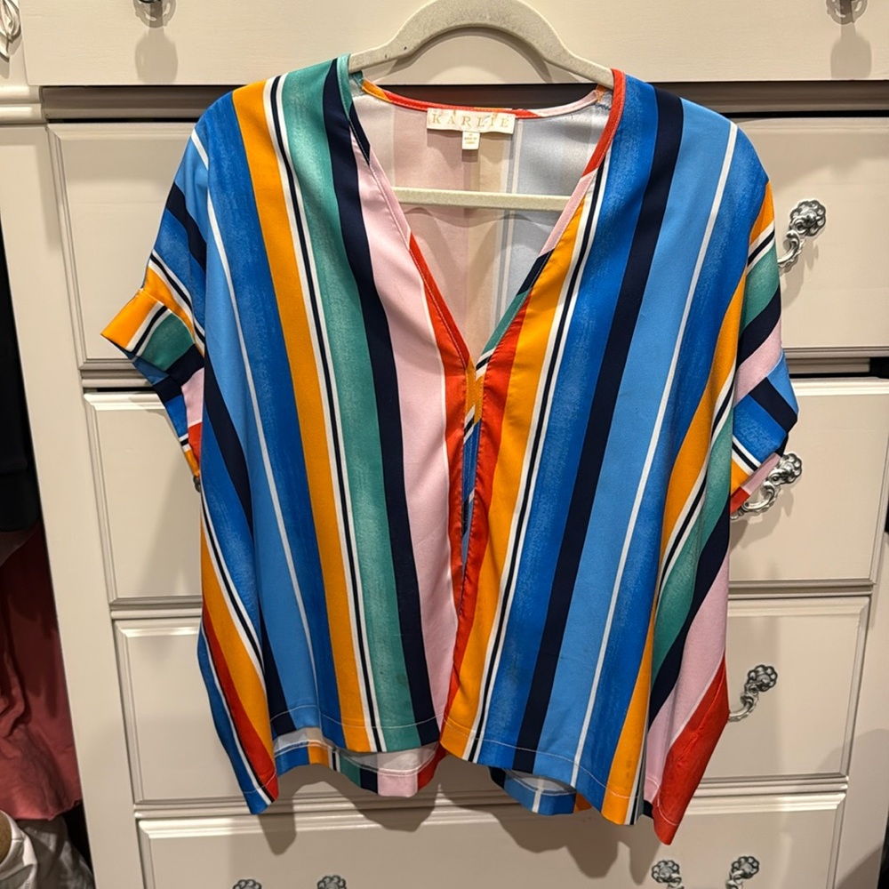Super cute Karlie blouse, oversized small